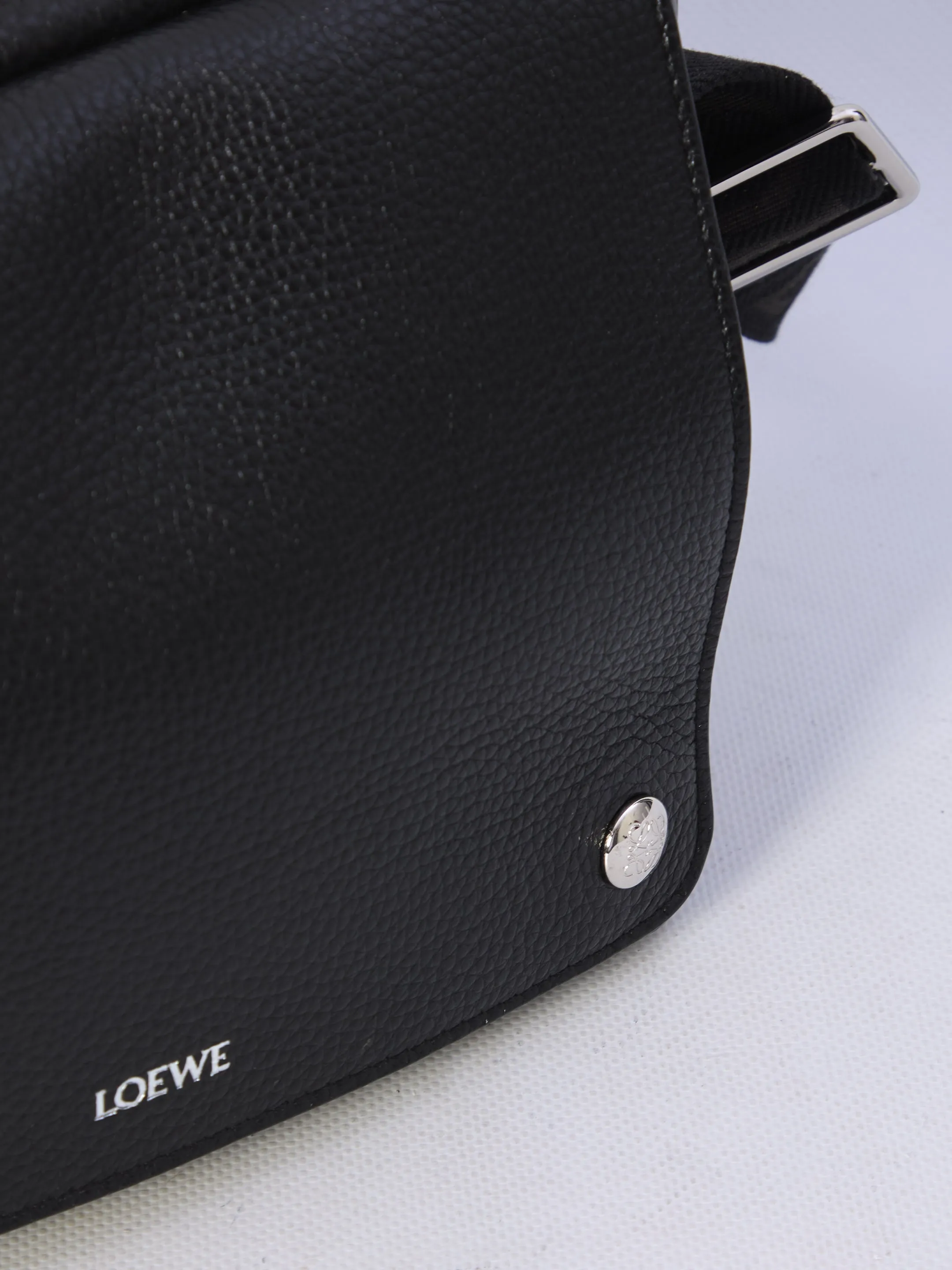 Loewe Pebble Xs Messenger Bag